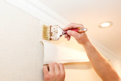 Pose de papier peint à Moustéru — revêtements muraux et toiles de verre